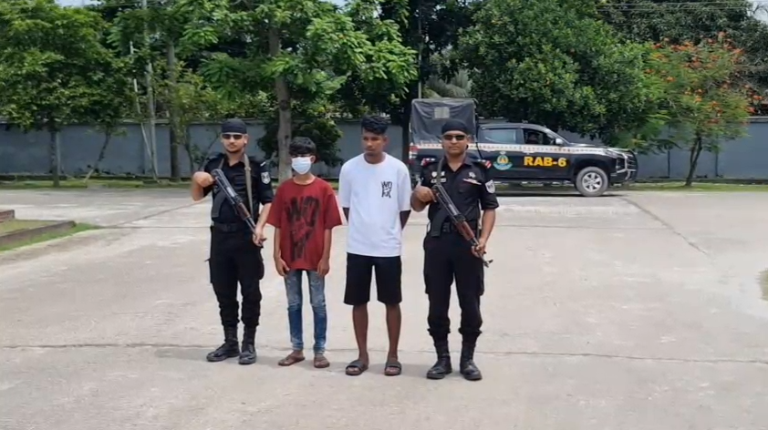 খুলনার লবণচরায় জোড়া খুন: শীর্ষ সন্ত্রাসী সাইফিসহ গ্রেপ্তার ৩, অস্ত্র-গুলি উদ্ধার